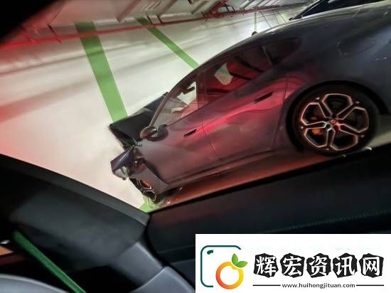 小米SU7撞穿車庫(kù)墻壁