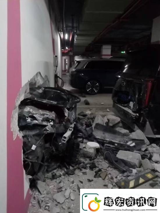 小米SU7撞穿車庫(kù)墻壁