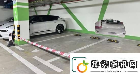 小米SU7撞穿車庫(kù)墻壁