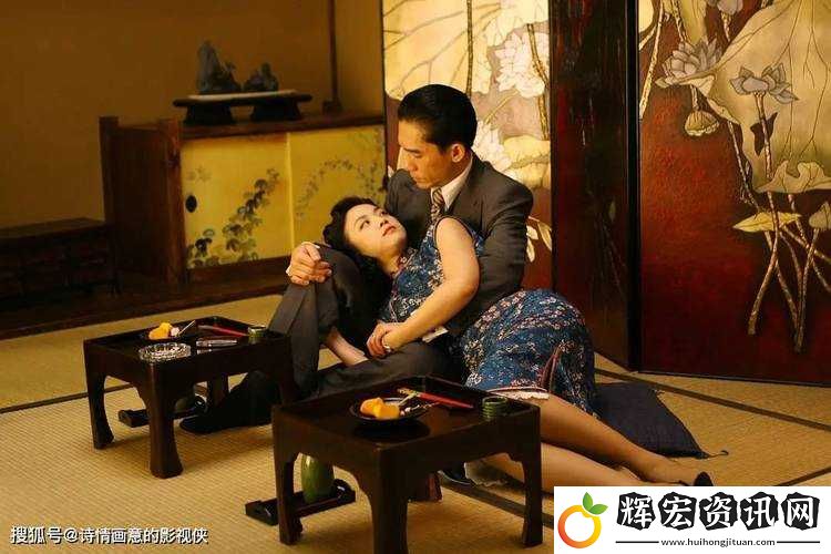 用嘴舔開了她的內(nèi)褲